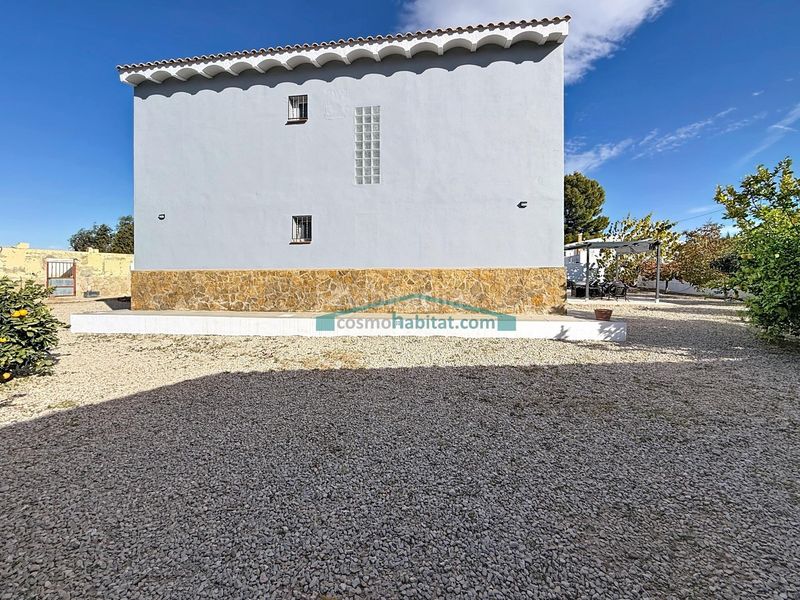 Foto a291d686-75b0-461c-82ec-2c24e8424a1d. Xalet amb aparcament a Pedralba