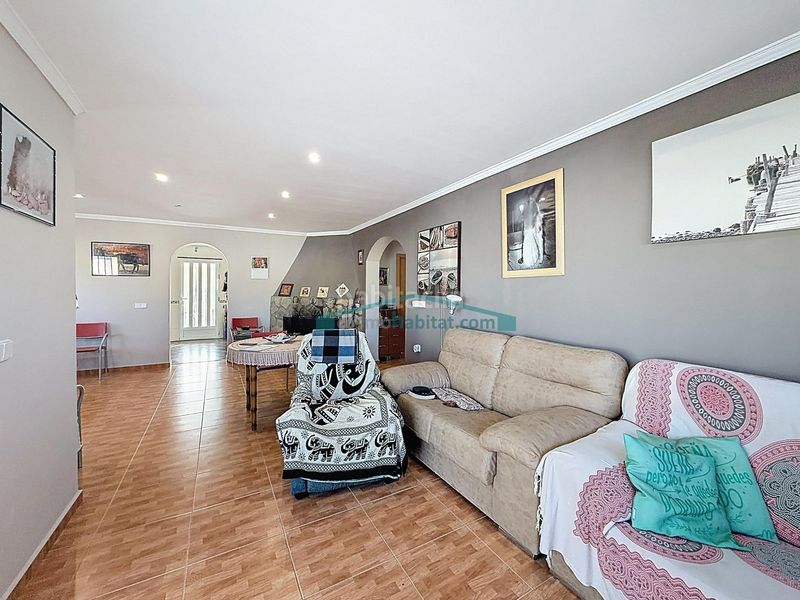 Foto f7b8c46a-73f0-46a5-b75f-a257d8de4050. Xalet amb aparcament a Pedralba