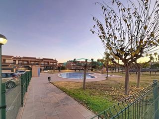 Casa adossada a Sotolivar-Mas del Rosari. Amplio chalet adosado en residencial con piscina y garaje en pat