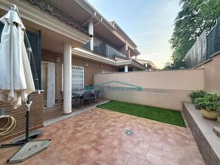 Reihenhaus in Sotolivar-Mas del Rosari. Amplio chalet adosado en residencial con piscina y garaje en pat