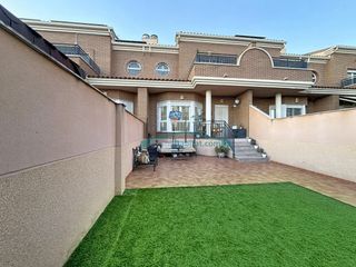 Maison jumelée à Sotolivar-Mas del Rosari. Amplio chalet adosado en residencial con piscina y garaje en pat