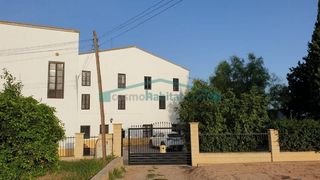 Bauernhof in Benaguasil. Masía histórica rodeada de naranjos