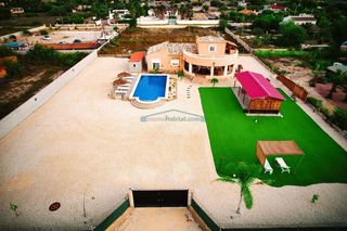 Chalet en La Foia - Daimés - Asprella. Chalet con gran parcela, piscina privada y zona wellness cerca d