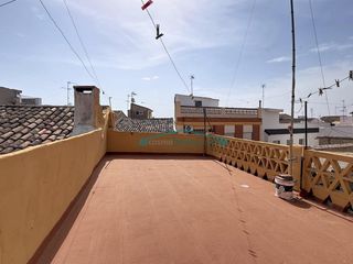 Casa a Benaguasil. Casa de pueblo reformada con patio y terrazas en benaguasil