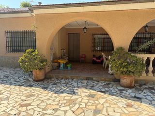 Xalet a Centro. Exclusivo chalet en mutxamel con amplio terreno y comodidades ún
