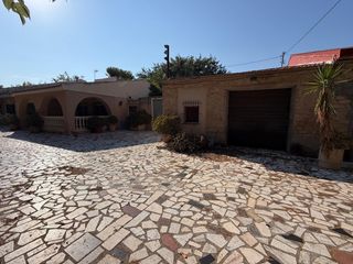 Xalet a Centro. Exclusivo chalet en mutxamel con amplio terreno y comodidades ún