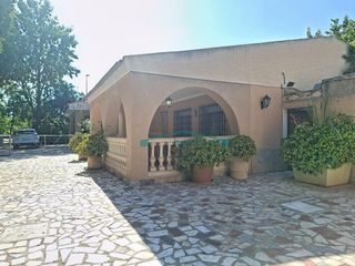 Xalet a Centro. Exclusivo chalet en mutxamel con amplio terreno y comodidades ún
