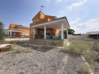 Rent Chalet in Núcleo Urbano. Chalet de dos plantas en alquiler en maravisa  la pobla de vallb