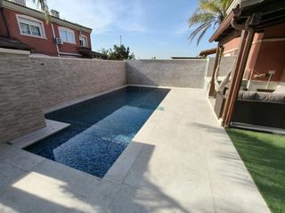 Casa aparellada a Pla dels Aljubs. Chalet pareado con piscina privada en una tranquila zona residen