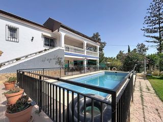 Chalet en Olocau. Exclusivo chalet independiente en olocau con piscina, 500 m2 con