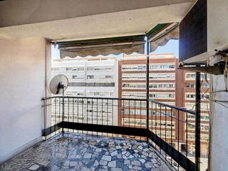 Pis  Avenida avenida primado reig. Piso de 5 habitaciones y 129 m2 con salón de 40 m2 en primado re