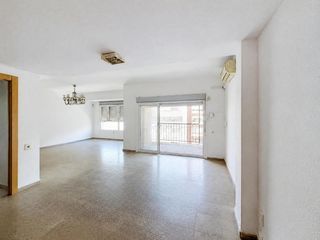 Pis  Avenida avenida primado reig. Piso de 5 habitaciones y 129 m2 con salón de 40 m2 en primado re