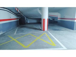 Parking coche en Avenida párroco villanueva 5. Venta garaje coche pequeño sada