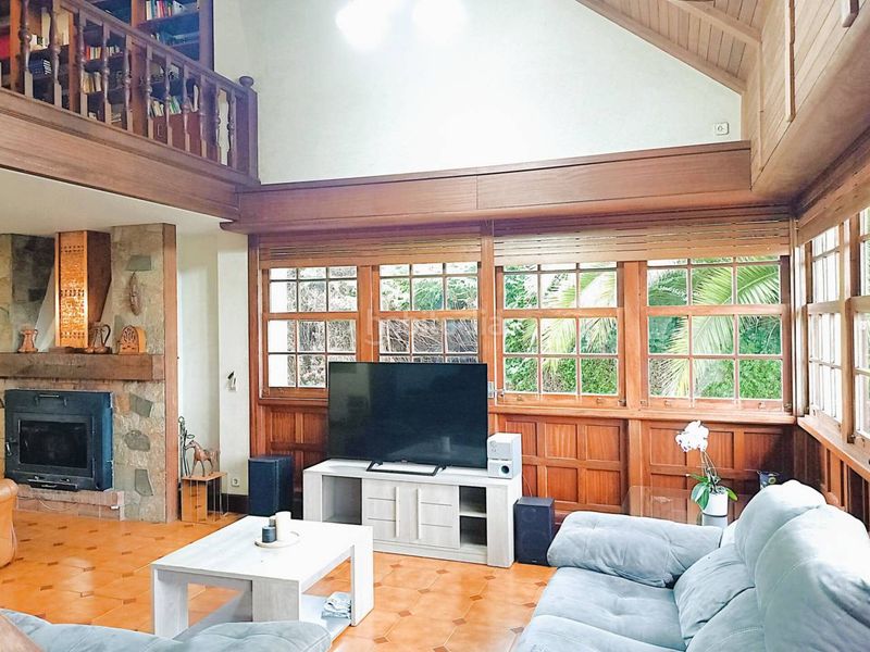 Foto df22d004-1871-4b5b-a8c2-326b7eb00220. Casa amb piscina a Dorneda Oleiros