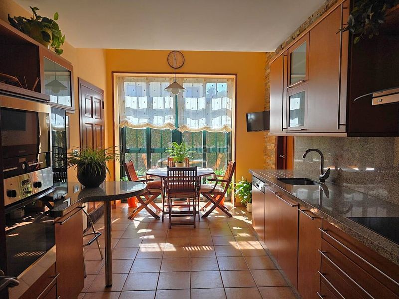 Foto 4d13875b-b016-4f24-907d-4bd8a01f1e82. Casa aparellada amb calefacció aparcament a Sada