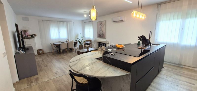 Foto 2c11f2b5-5fb1-4af5-9ff8-f4a10f5e226c. Xalet amb xemeneia calefacció aparcament piscina a Badajoz