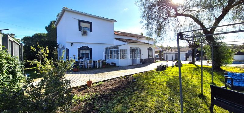 Foto b115e5a1-8b1c-4417-837b-21a45df44853. Xalet amb xemeneia calefacció aparcament piscina a Badajoz