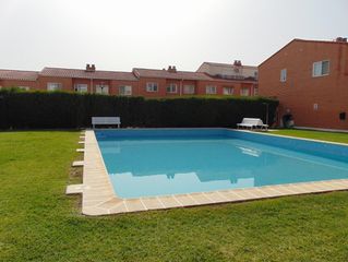 Reihenhaus  Calle parque de las caadas. Casa adosada con 5 habitaciones con parking, calefaccin y aire