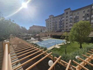 Lloguer Pis  Plaza américas. Piso de cuatro dormitorios y dos baños, con terraza de 90 m2. y