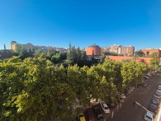 Location Appartement  Calle museo. Amplio piso de cuatro dormitorios totalmente amueblado, plaza de