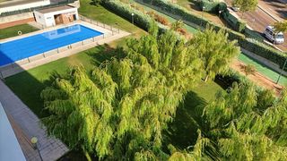 Rent Flat  Calle batalla de la albuera. Amplio piso de cuatro dormitorios, garaje , con piscina y jardín