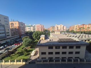 Lloguer Pis  Calle luis álvarez lencero. Amplio y luminoso piso de cuatro habitaciones, totalmente amuebl
