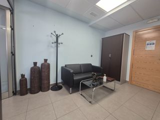 Büro  Calle luis álvarez lencero. Amplia oficina en edificio eurodón, con tres despachos, recepció