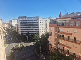 Rent Flat  Avenida fernando calzadilla. Amplio y luminoso piso de cuatro dormitorios, totalmente amuebla