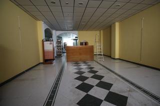 Local commercial à Montijo. Estupendo local comercial en venta o alquiler en el centro de mo
