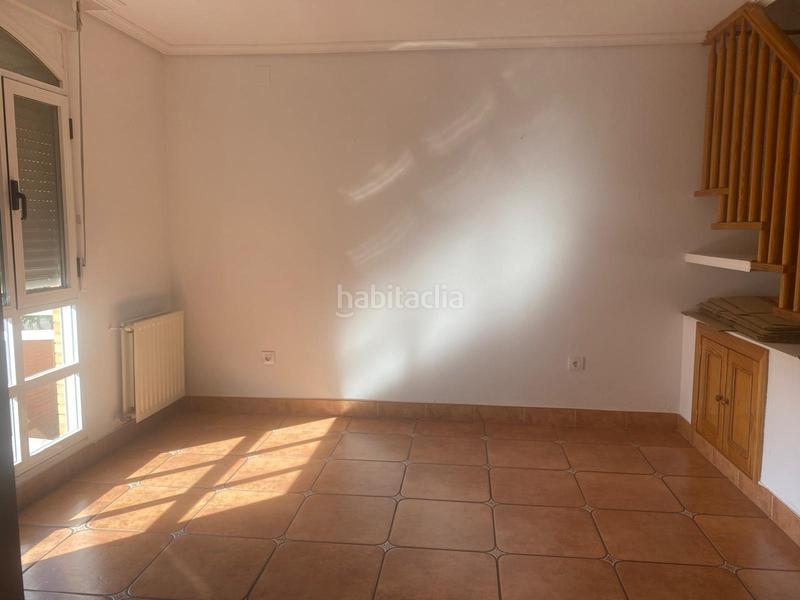 Foto b3fcdc3e-8dab-404f-acec-0e702f0ee476. Lloguer casa adossada amb calefacció aparcament a Mérida