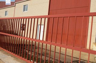 Nave industrial en Lobón. Conjunto de tres naves en venta sin posesión en el polígono indu