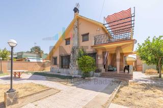 Chalet à Pedanías de Badajoz. Magnífico chalet en el coi en venta