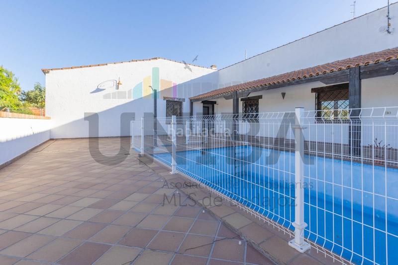 Foto 2c0fd18e-599d-40cd-b33f-83ad5ed8dd1e. Chalet  único en urbanización atalaya en Carretera de Sevilla - Los Montitos Badajoz