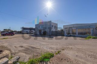 Capannone industriale in Barrio de la azucarera 5. Espectacular recinto industrial a la venta o alquiler en la garr