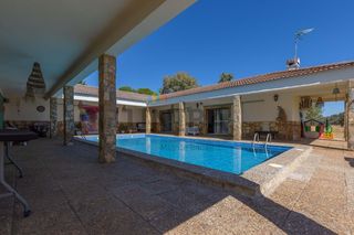 Chalet in Pedanías de Badajoz. Oportunidad única! naturaleza, privacidad y una inversión con mú