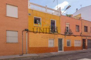 Planta baixa  Bailen. Vivienda en planta baja con patios y amplia zona exterior en par