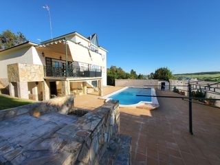 Chalet  Los montitos. Espectacular chalet independiente con piscina