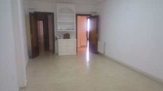 Rent Flat in Santa Marina. Piso solo con cocina amueblada con patio de 20m² junto a el cort
