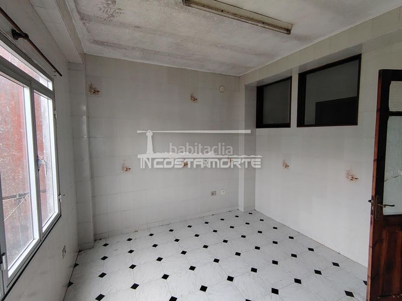 Foto e58da48f-ef25-49b3-a92b-d89145ad7074. Casa adossada amb aparcament a Cee