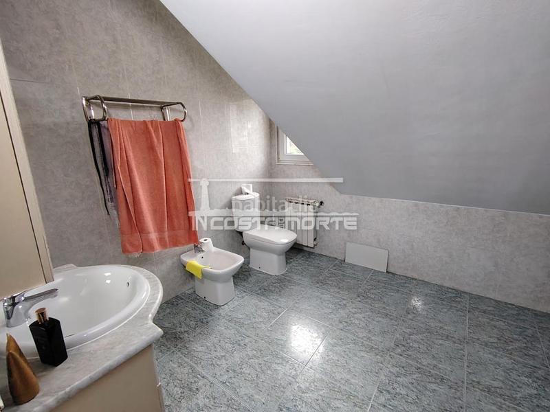 Foto 163585c4-d0fe-4771-91c9-40ada328b385. Haus mit heizung parking in Cee