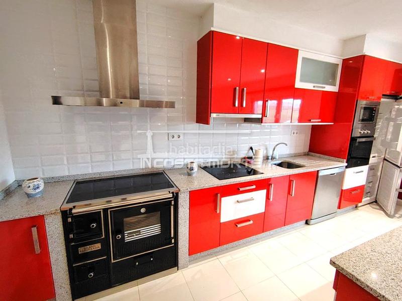 Foto 1d0002fa-85f8-4f2b-bd82-830a4a37261e. Haus mit heizung parking in Cee