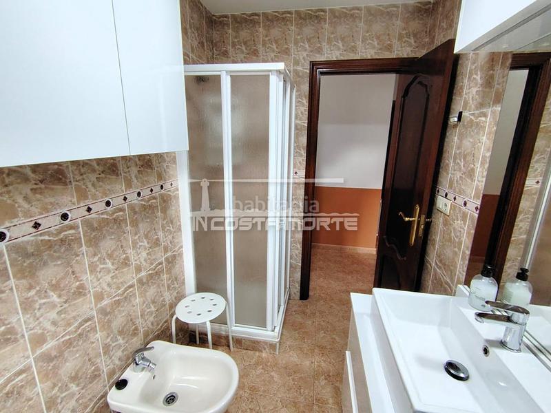 Foto c09ad1cf-41ec-48d3-a5ce-e342b4314cfd. Haus mit heizung parking in Cee