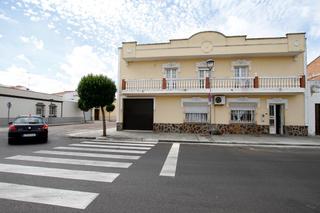 Casa a Puebla de la Calzada. Vivienda de esquina en zona de santo toribio.