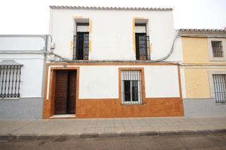 Casa a Puebla de la Calzada. Casa con salida a dos calles,en puebla de la calzada.