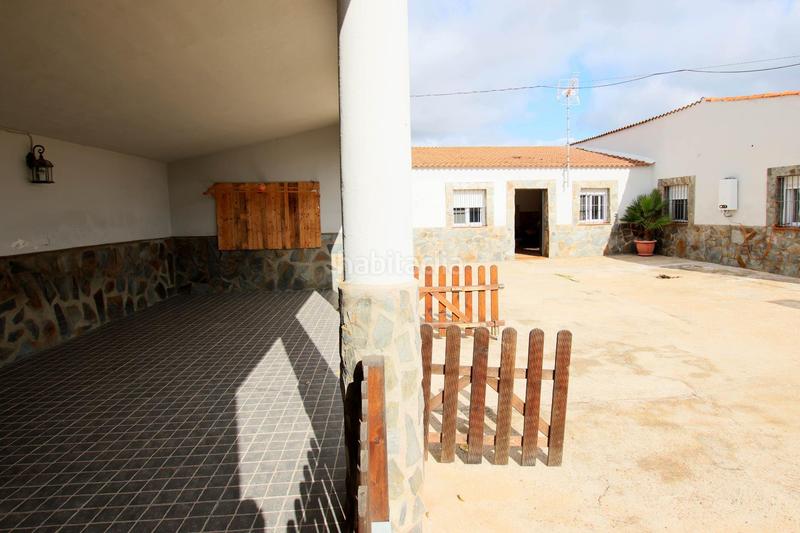 Foto b7fca5df-5dde-4f50-80a8-5b68a54418af. House with pool in pedanías de Badajoz Badajoz