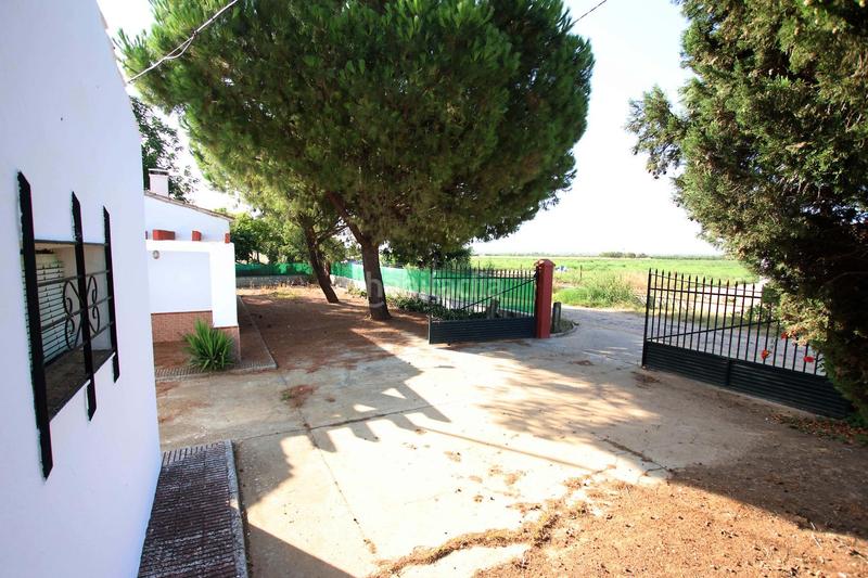 Foto b0edcdce-0d0a-48d8-8949-65467203f603. Masia amb aparcament a Valdelacalzada