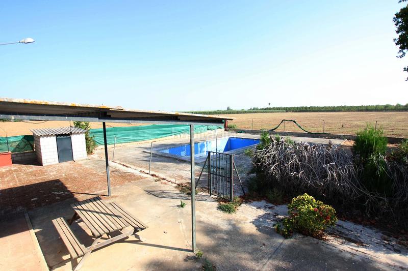 Foto cbd9e161-d3ce-41cd-9f81-399e3ad2ab29. Masia amb aparcament a Valdelacalzada