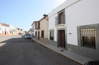 Casa  Calle cura. Casa y piso con salida a dos calles en p de obando