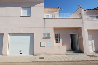 Casa  Calle de ramón y cajal. Adosado en guadiana