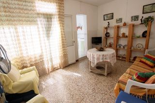 Casa  Calle de pérez galdós. Casa en planta baja muy acogedora y semireformada.